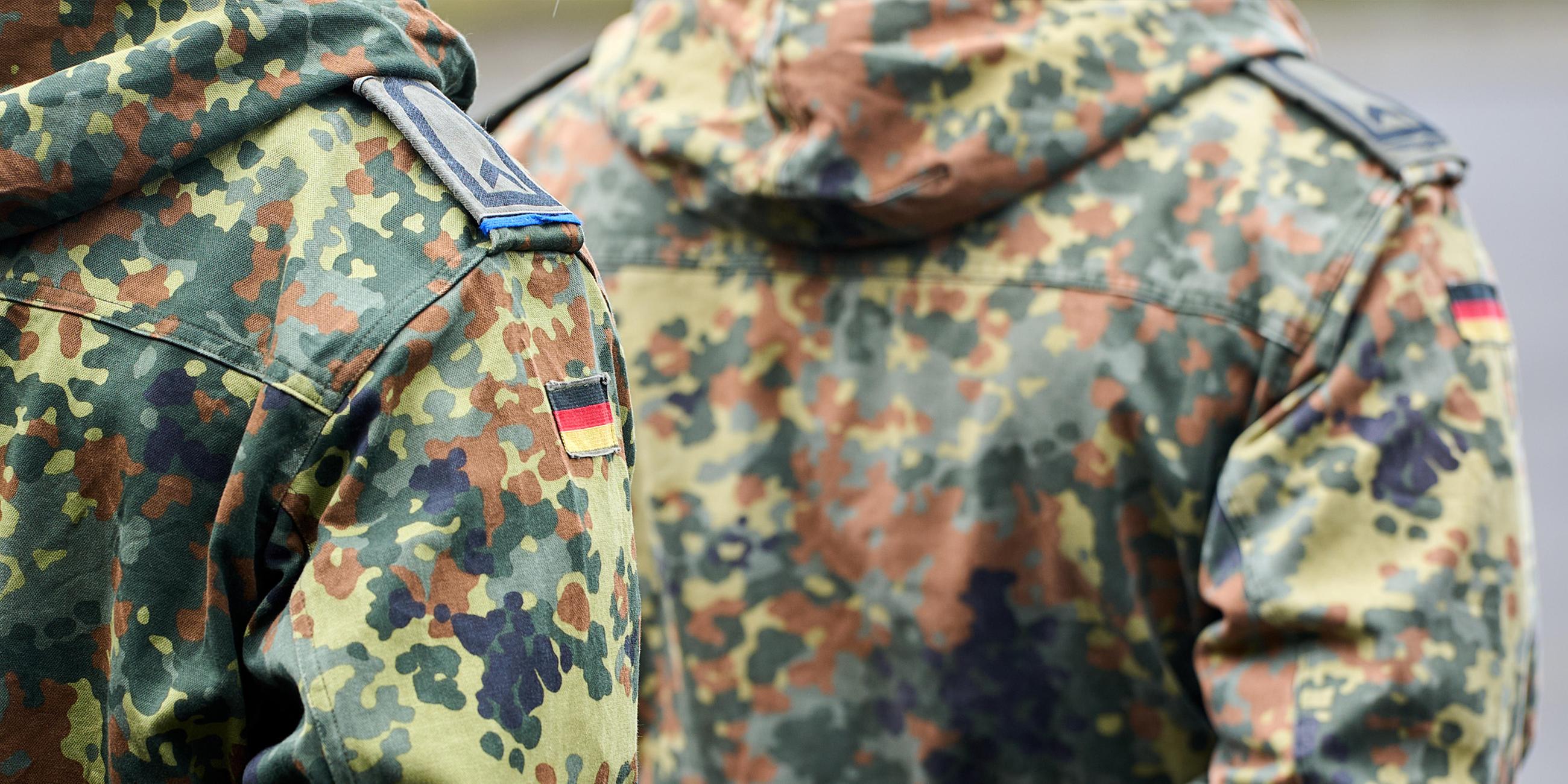 (Symbolbild) Zwei Kameraden tragen Flecktarnuniform.