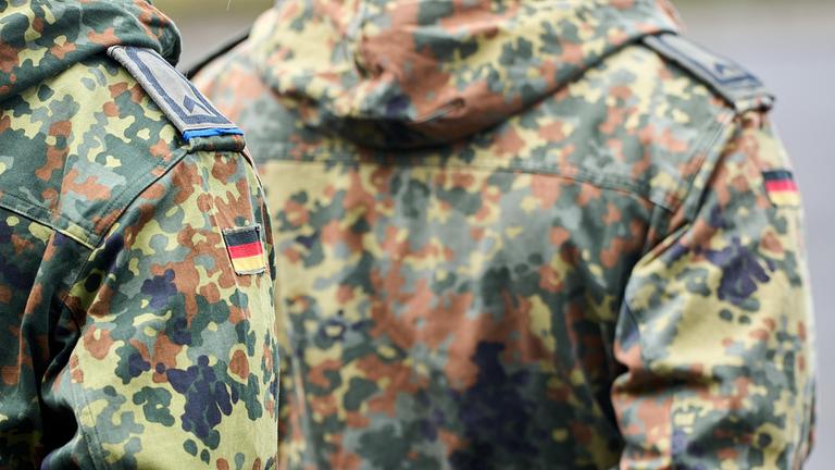 (Symbolbild) Zwei Kameraden tragen Flecktarnuniform.