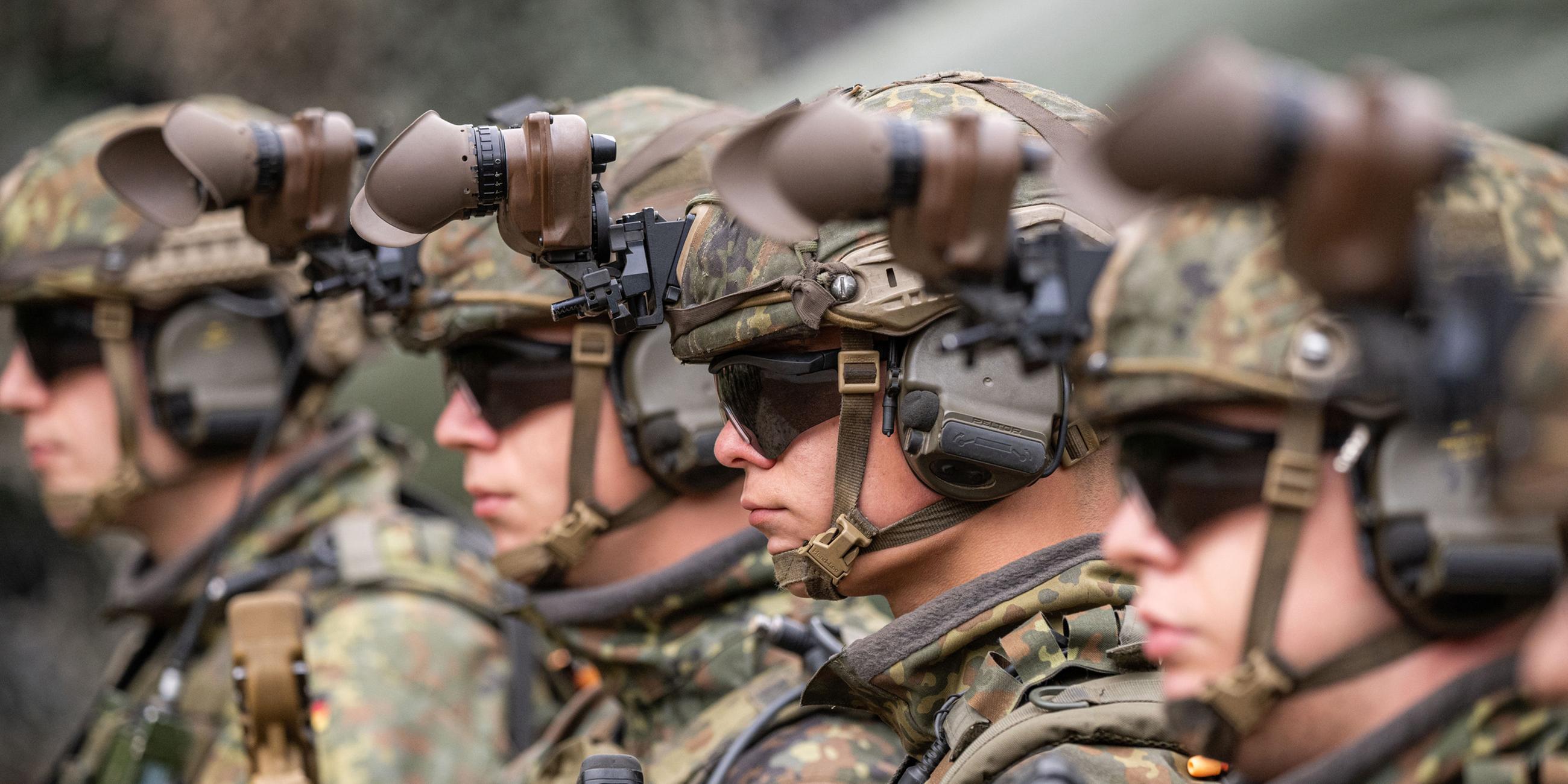 (Archiv) Soldaten der Bundeswehr in Munster.