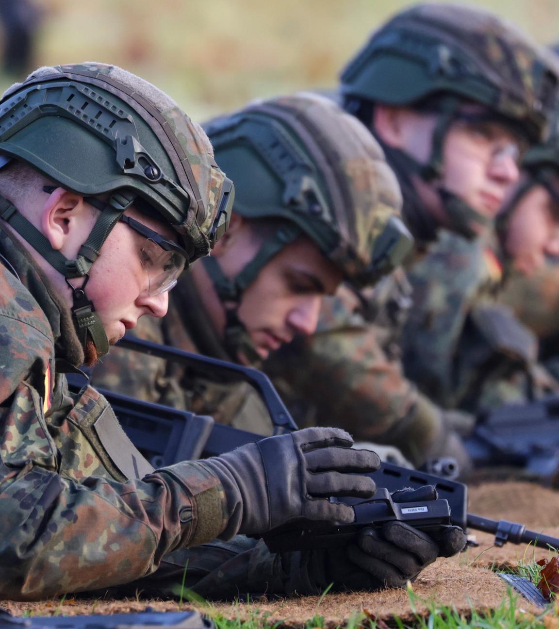 Soldaten nehmen an einer Waffenausbildung in Münster teil, aufgenommen am 10.11.2025