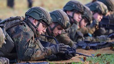 Soldaten nehmen an einer Waffenausbildung in Münster teil, aufgenommen am 10.11.2025