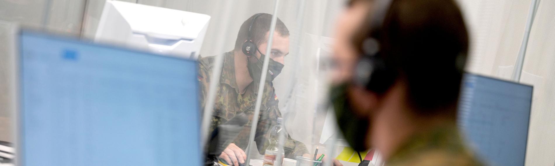 Baden-Württemberg, Karlsruhe: Soldaten telefonieren in einem Raum des Gesundheitsamtes Karlsruhe. Archivbild