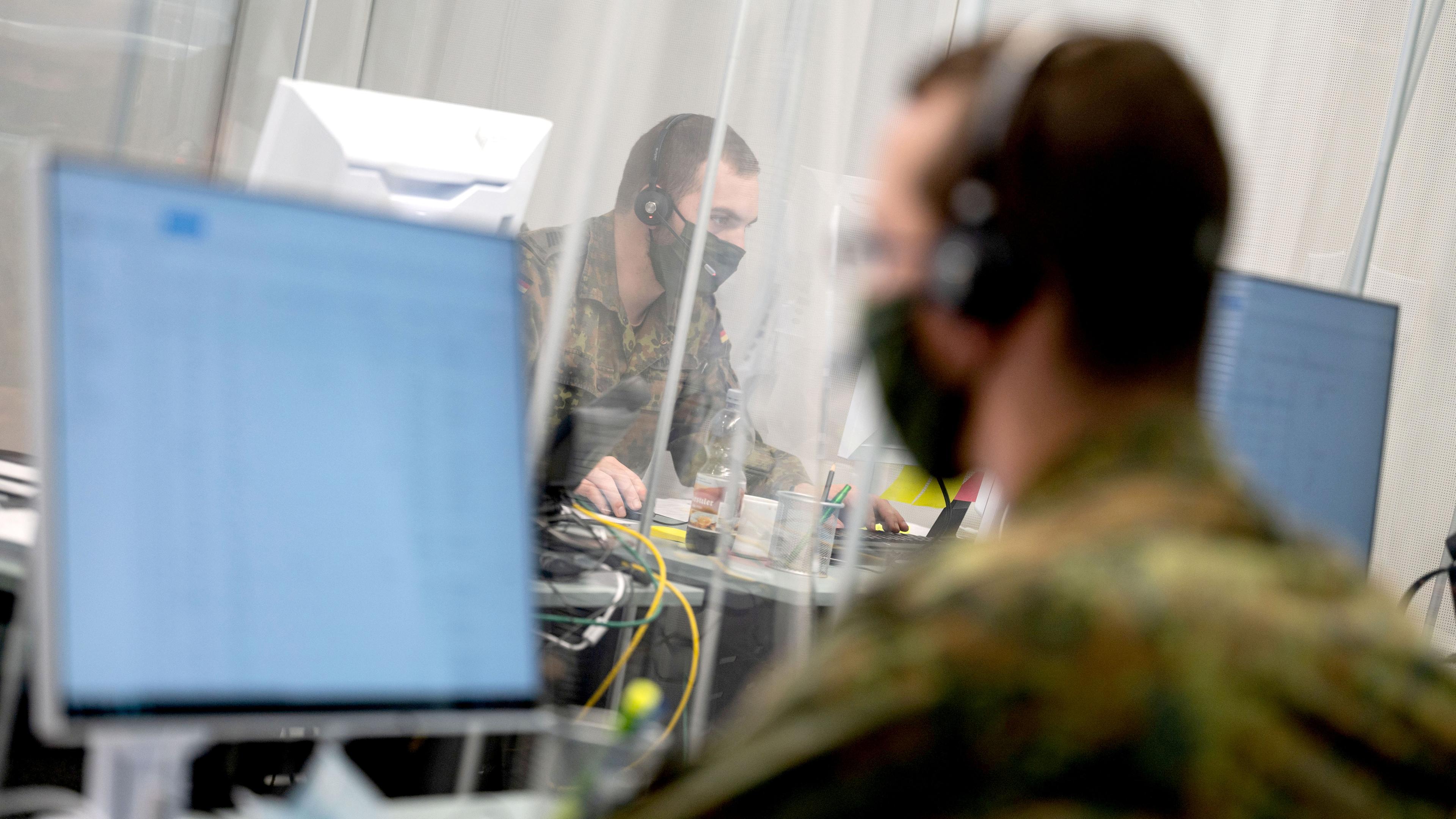 Baden-Württemberg, Karlsruhe: Soldaten telefonieren in einem Raum des Gesundheitsamtes Karlsruhe. Archivbild