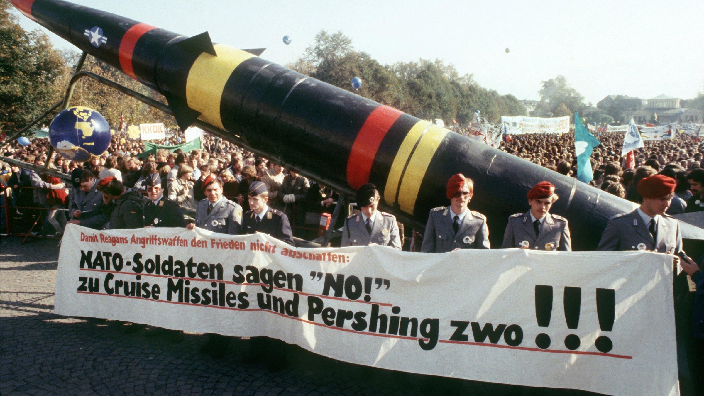bundeswehrsoldaten demonstrieren in bonn 1983 gegen die nachruestung