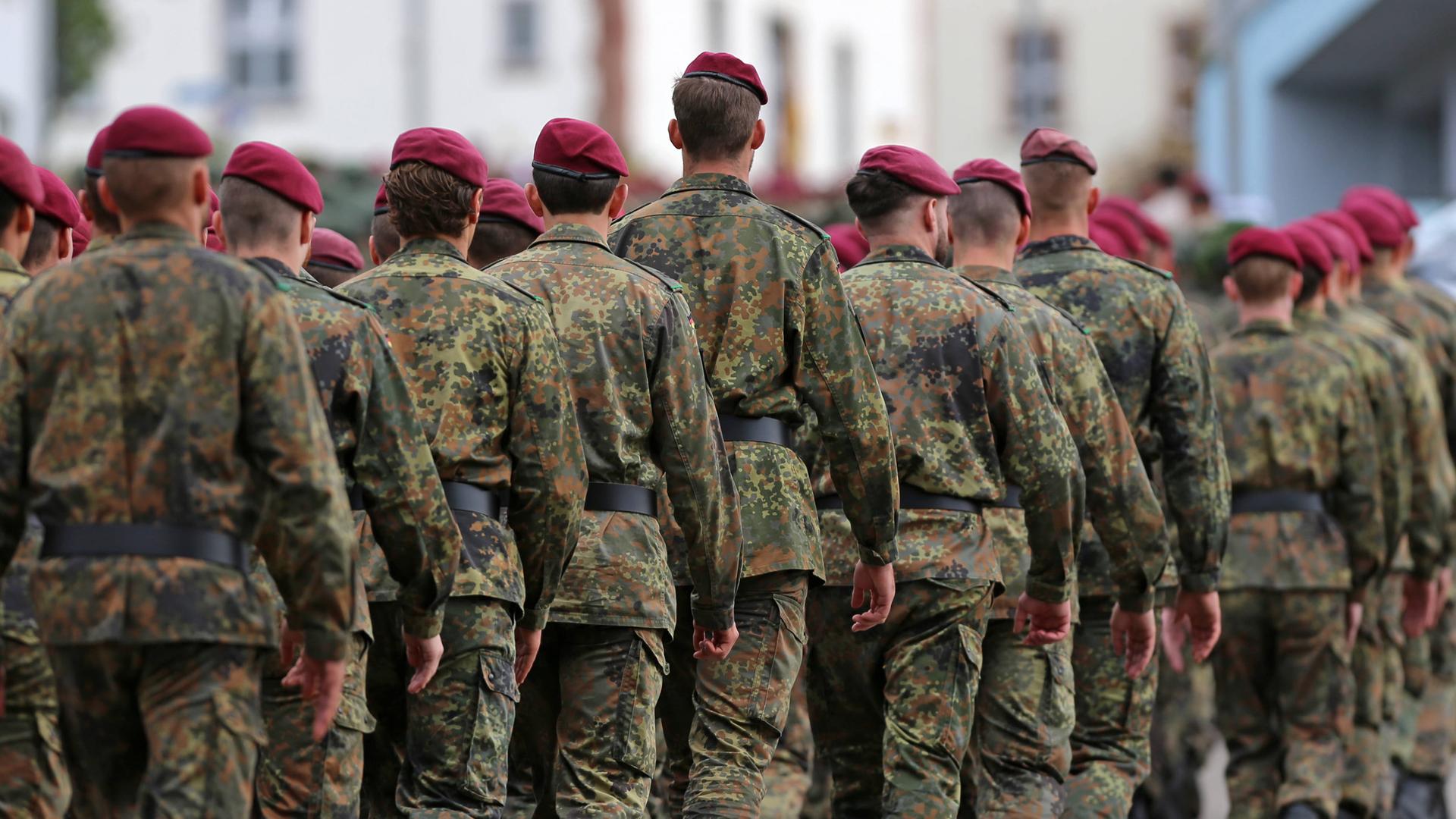 Soldaten des Fallschirmjägerregiment 26 beim Marsch von der Grasrennbahn zur Niederauerbach-Kaserne in Zweibrücken. (Archiv)