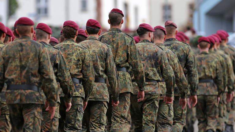Soldaten des Fallschirmjägerregiment 26 beim Marsch von der Grasrennbahn zur Niederauerbach-Kaserne in Zweibrücken. (Archiv)