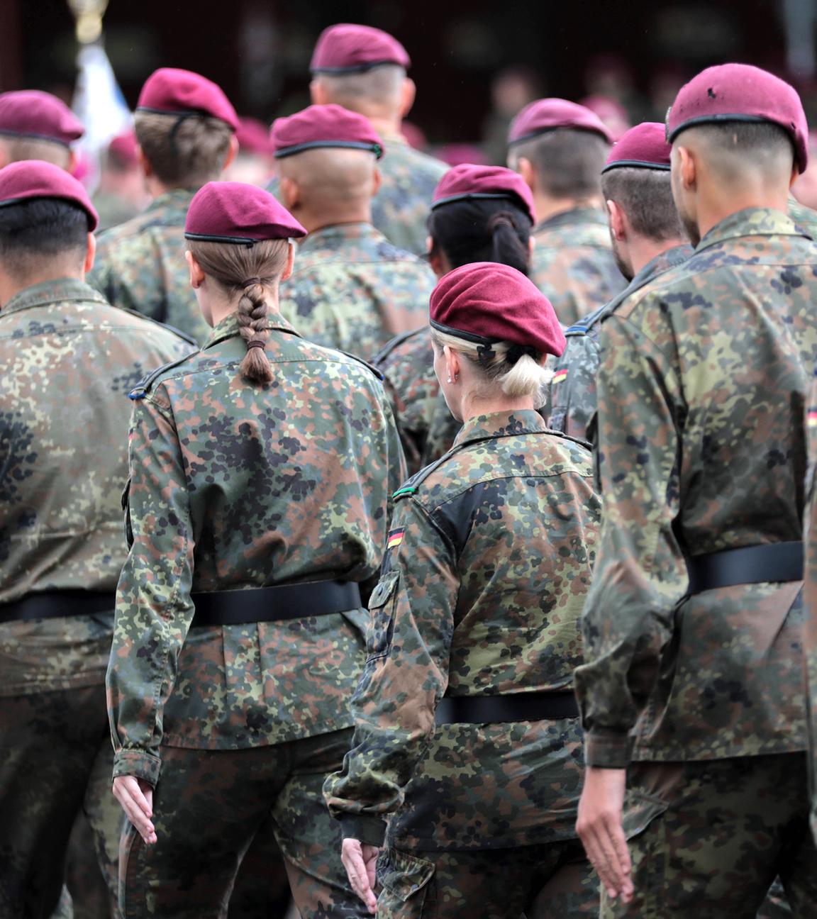 Soldaten des Fallschirmjägerregiment 26 beim Marsch von der Grasrennbahn zur Niederauerbach-Kaserne in Zweibrücken. (Archiv)