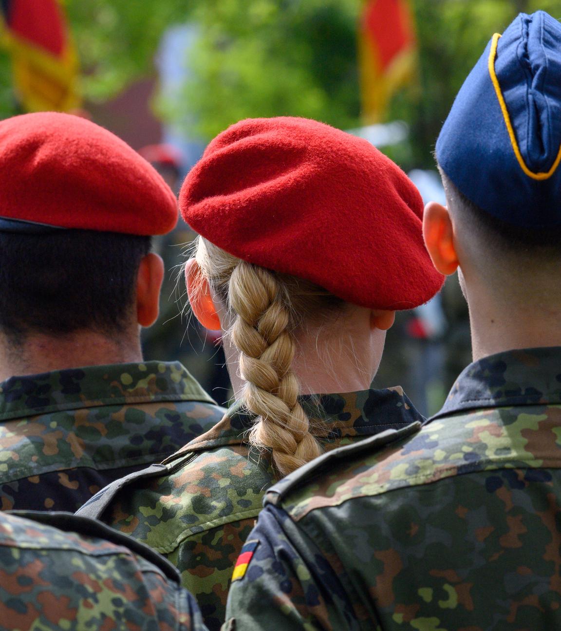 Symbolbild: Soldatinnen und Soldaten der Bundeswehr 
