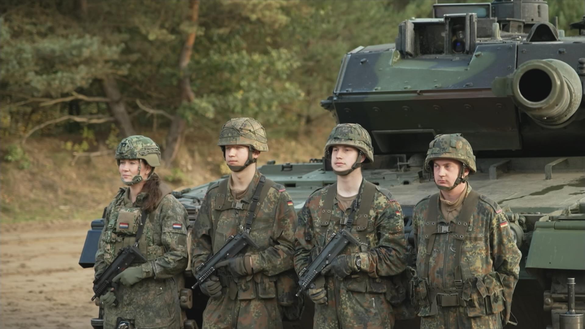Auf dem Bild sieht man Soldaten.