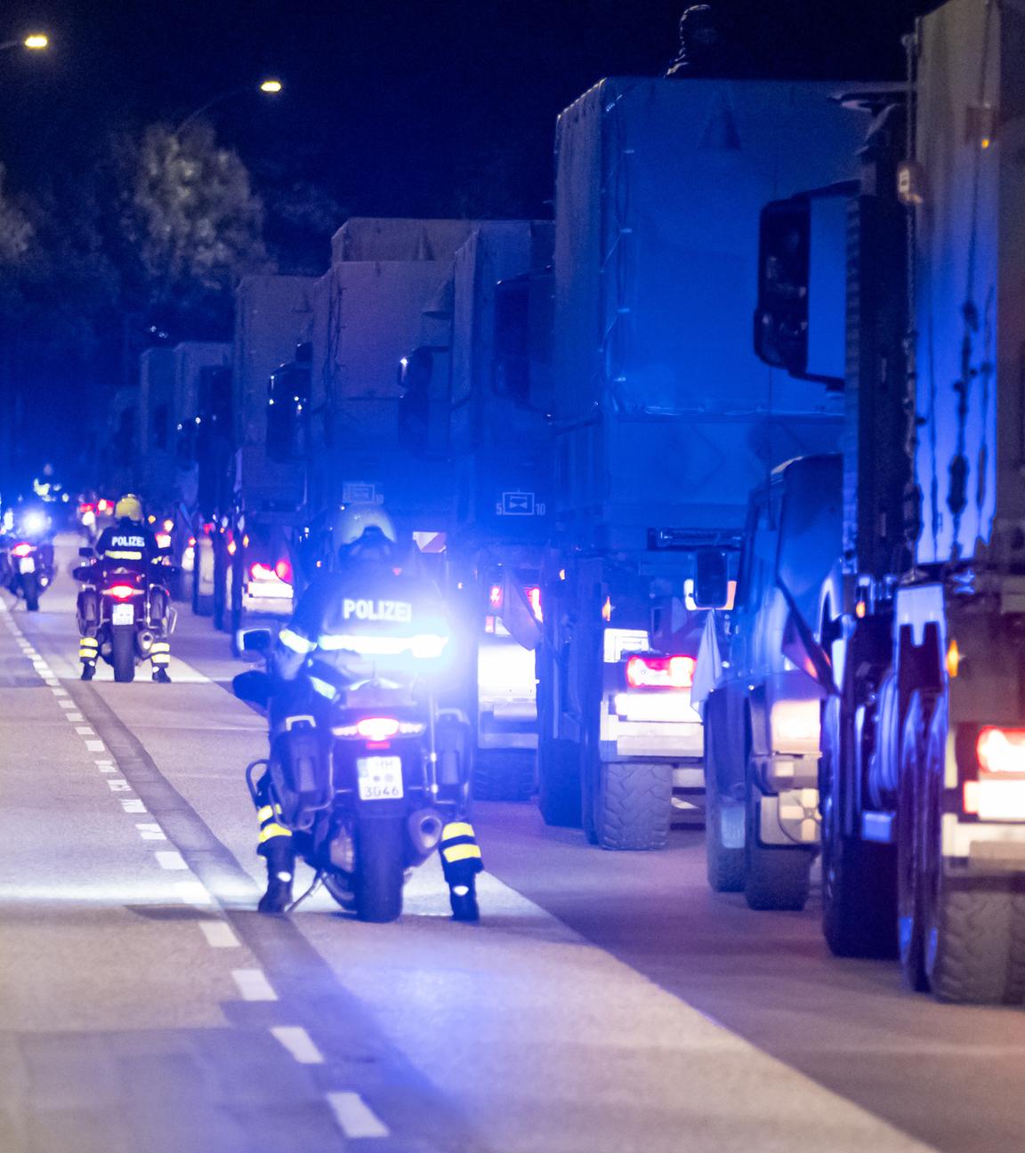 26.09.2025, Hamburg: Eine Kolonne der Bundeswehr ist in der Nacht mit rund 70 Fahrzeugen im Hamburger Stadtgebiet unterwegs. Die Bundeswehr hat mit der Großübung "Red Storm Bravo begonnen.