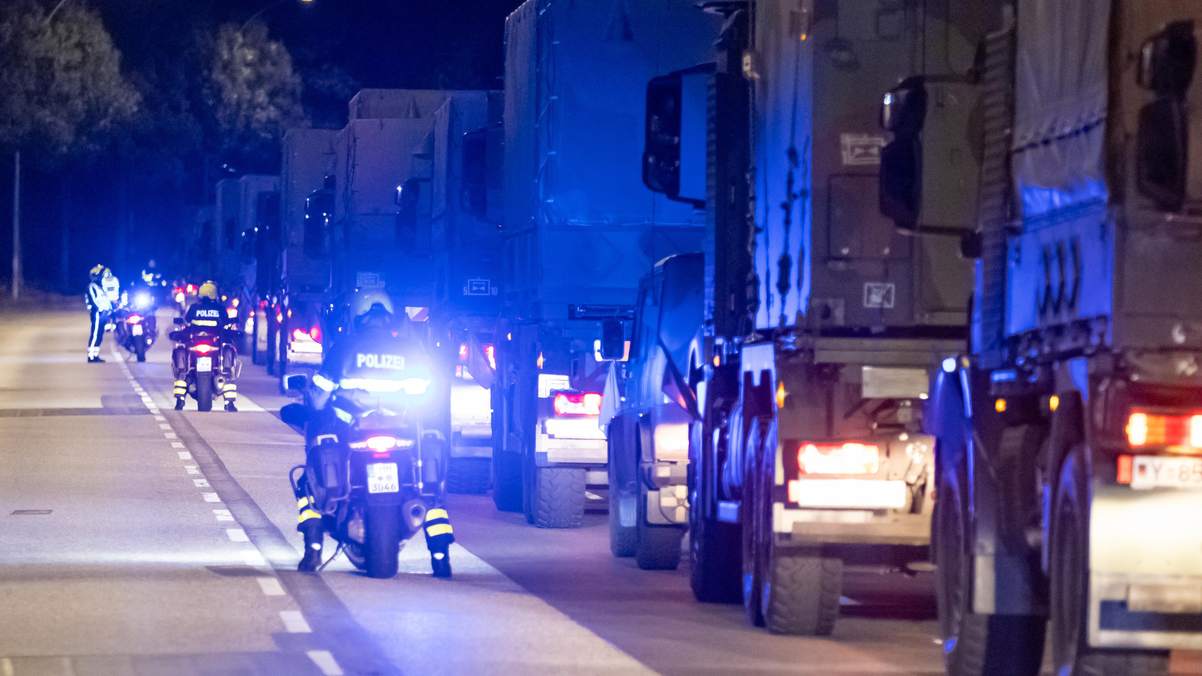 26.09.2025, Hamburg: Eine Kolonne der Bundeswehr ist in der Nacht mit rund 70 Fahrzeugen im Hamburger Stadtgebiet unterwegs. Die Bundeswehr hat mit der Großübung "Red Storm Bravo begonnen.