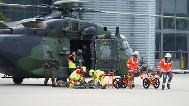 Abschlusstag der Bundeswehrübung Red Storm Charlie in Hamburg: Simulation von medizinischer Erstversorgung nach einer Grosslage - mobile Erstversorgungsstelle auf dem Flughafen Hamburg