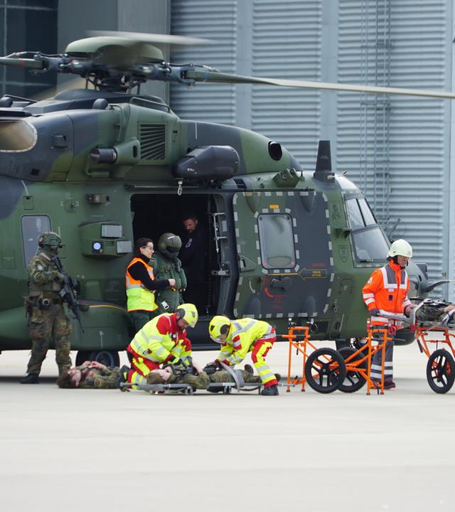 Abschlusstag der Bundeswehrübung Red Storm Charlie in Hamburg: Simulation von medizinischer Erstversorgung nach einer Grosslage - mobile Erstversorgungsstelle auf dem Flughafen Hamburg