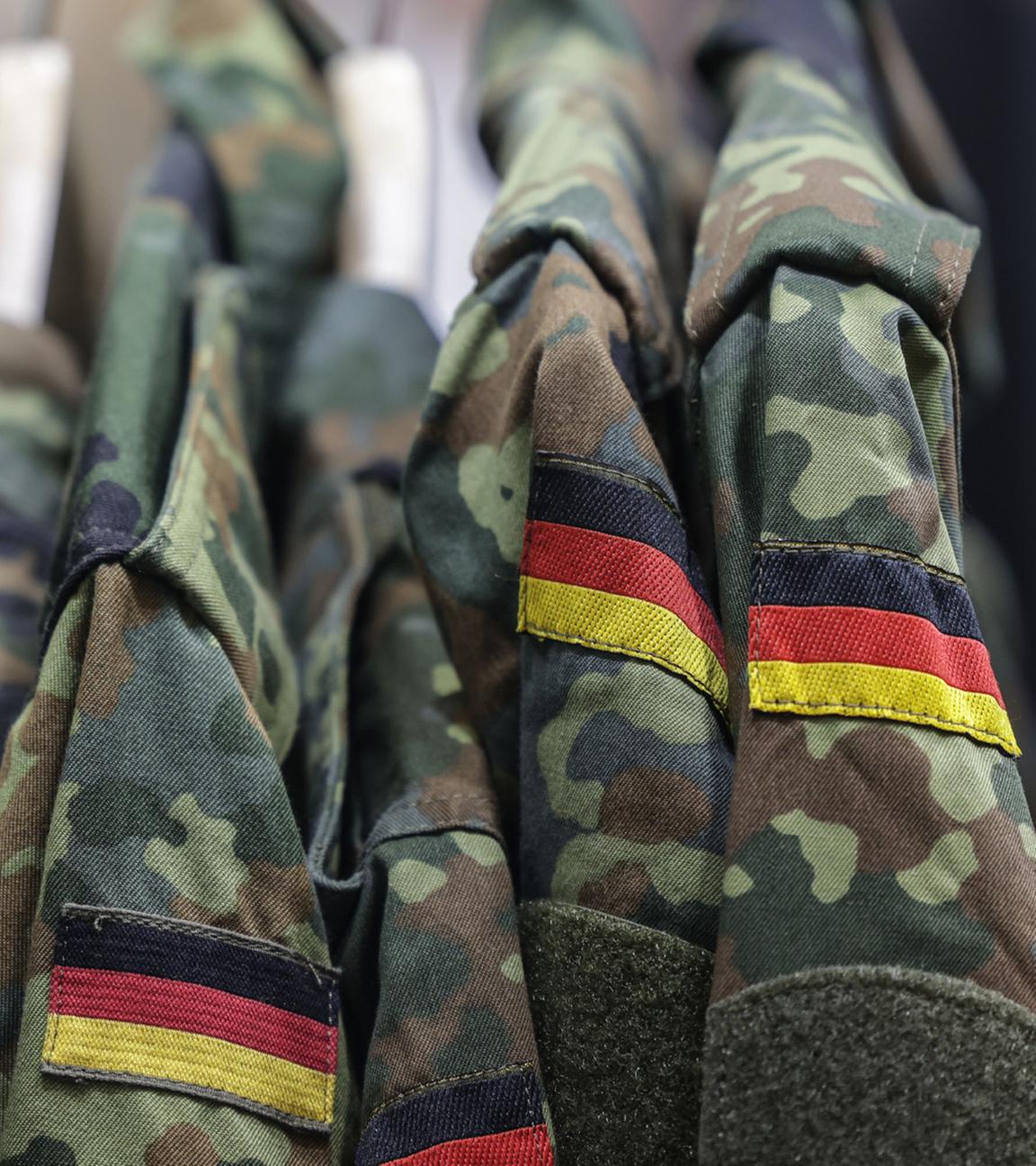 Feldjacken hängen am Stand der Bundeswehr. (Symbolbild)