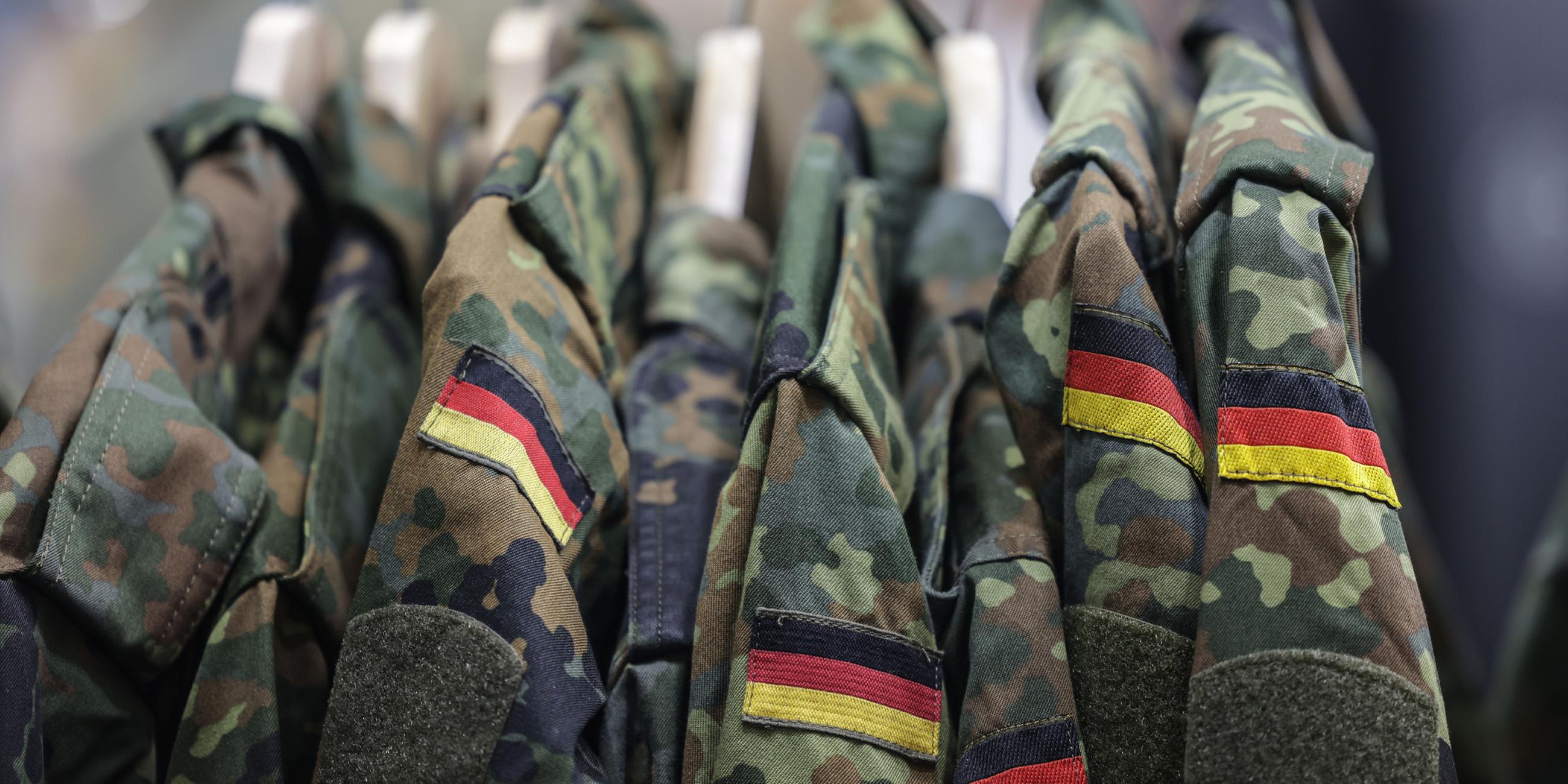 Feldjacken hängen am Stand der Bundeswehr. (Symbolbild)