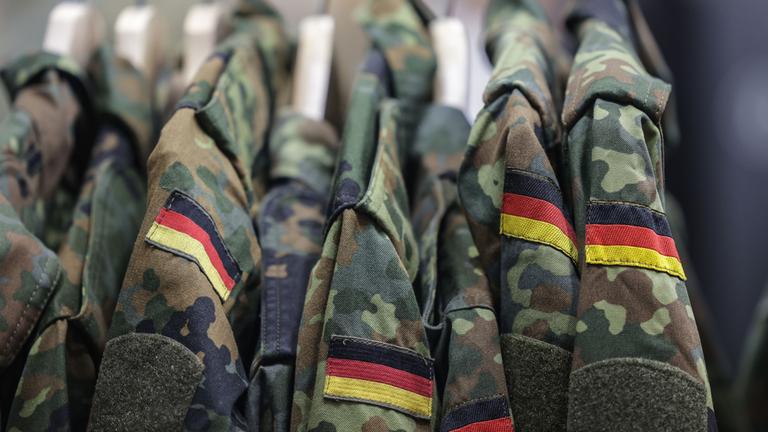 Feldjacken hängen am Stand der Bundeswehr. (Symbolbild)