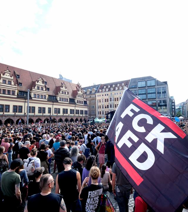 12.09.2026, Sachsen, Leipzig: Teilnehmer einer linken Kundgebung versammeln sich auf dem Markt in der Innenstadt.