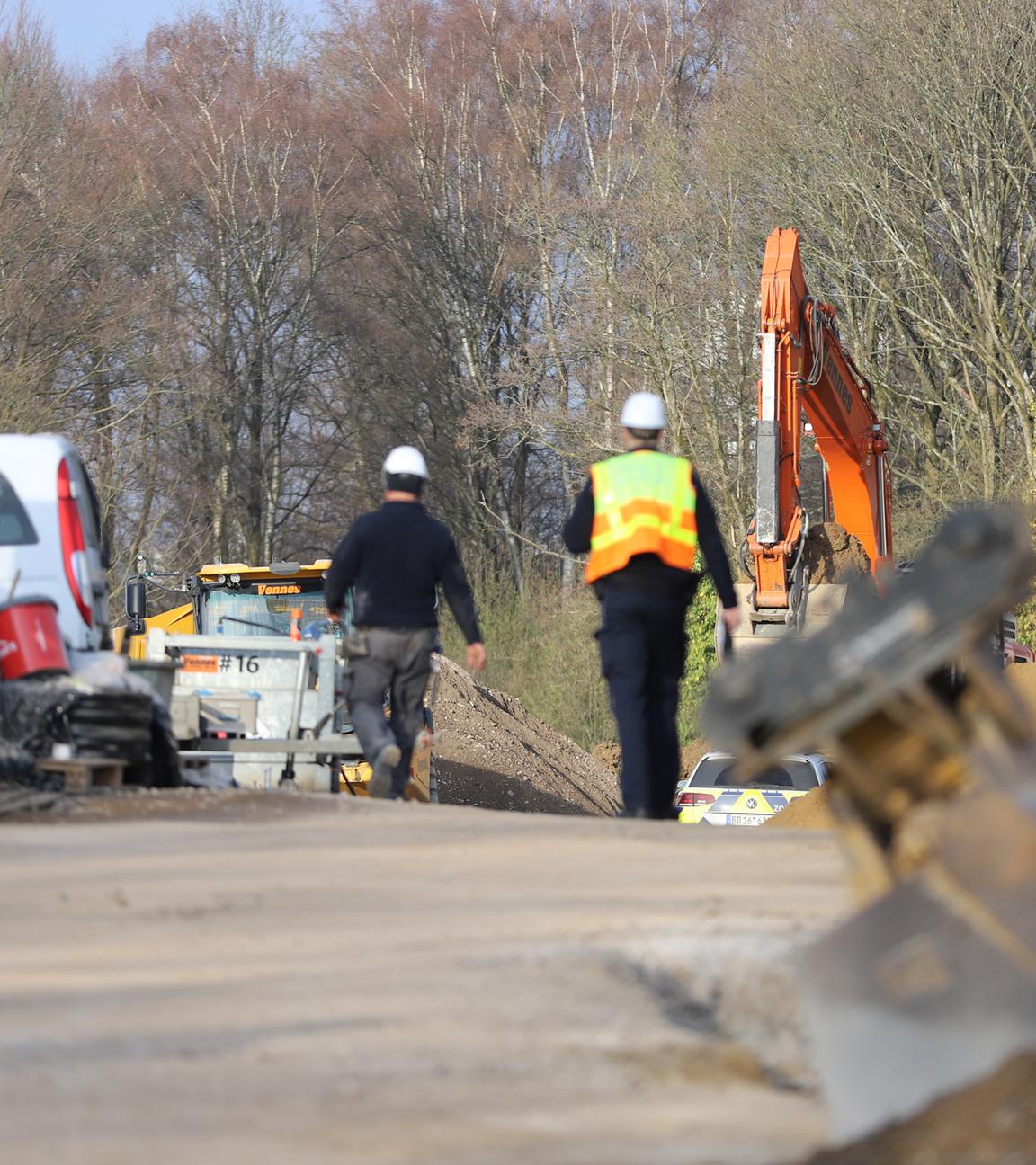 Nordrhein-Westfalen, Bergisch Gladbach: Ein Zollbeamter läuft über eine Baustelle.