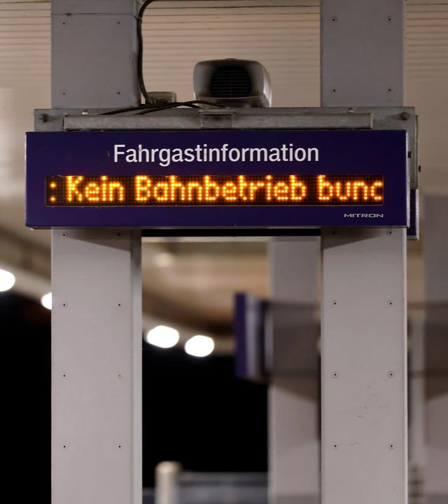 Eine Anzeigetafel weist auf Zugausfälle hin am 24.06.2026 in Köln.