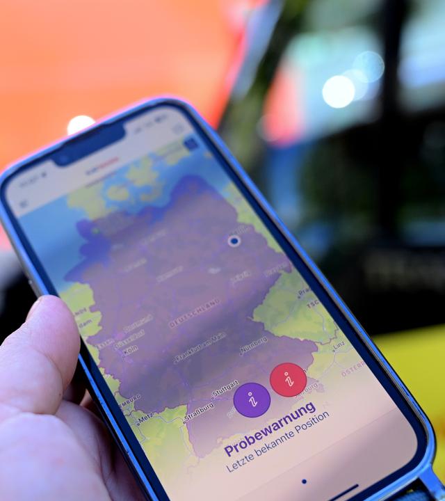 Berlin: Auf dem Display eines Smartphones ist beim Bundesweiten Warntag 2025 der Alarm der App Katwarn zu sehen.