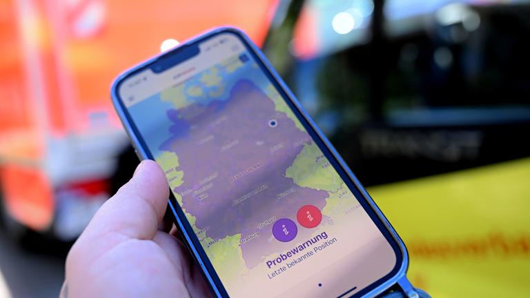 Berlin: Auf dem Display eines Smartphones ist beim Bundesweiten Warntag 2025 der Alarm der App Katwarn zu sehen.