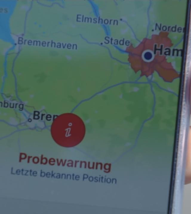 Bundesweiter Warntag: Handy-Display, auf welchem Probewarnung steht.