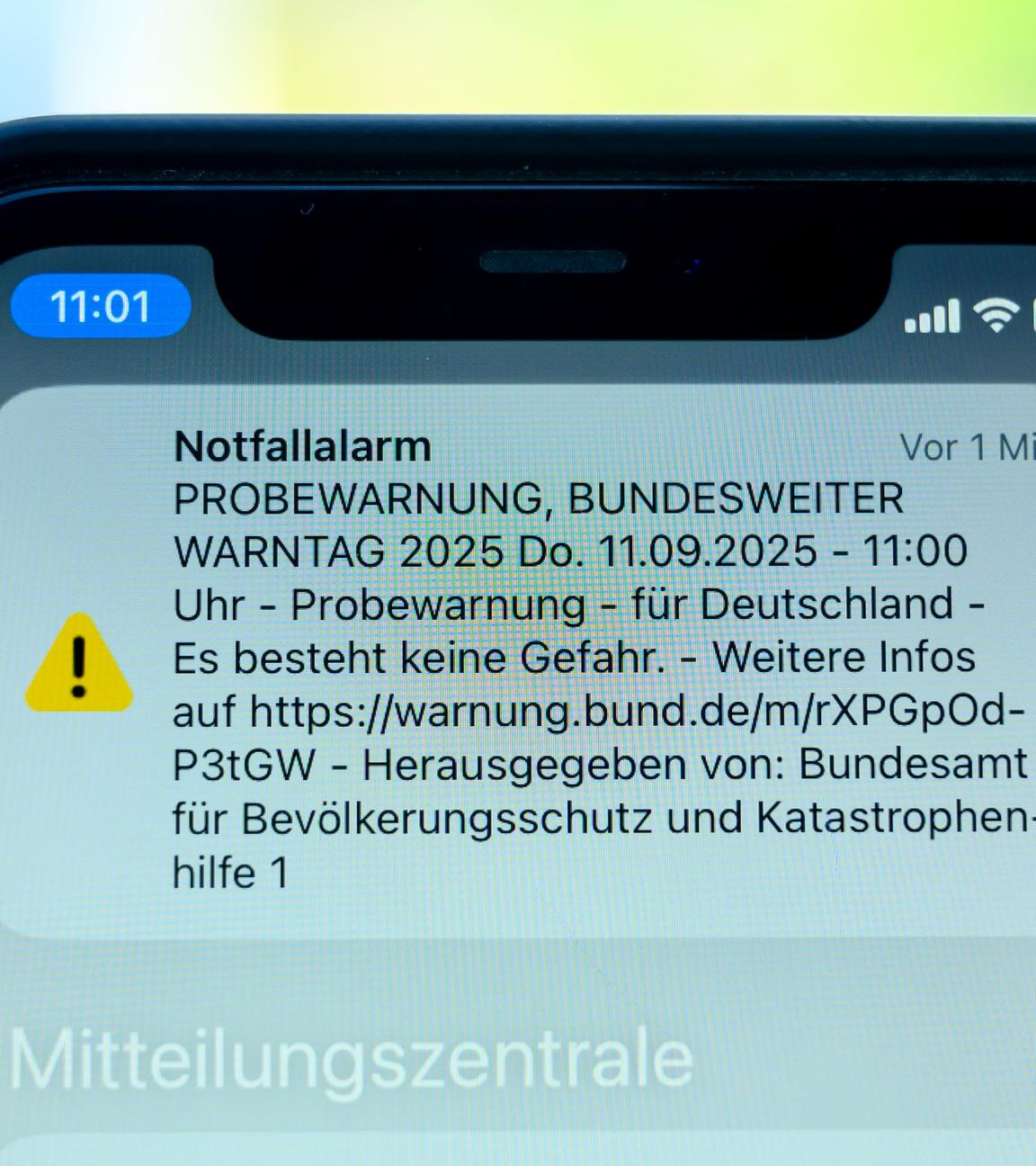 Auf einem Smartphone ist eine Meldung eines Notfallalarms zum Bundesweiten Warntag 2025 zu sehen.