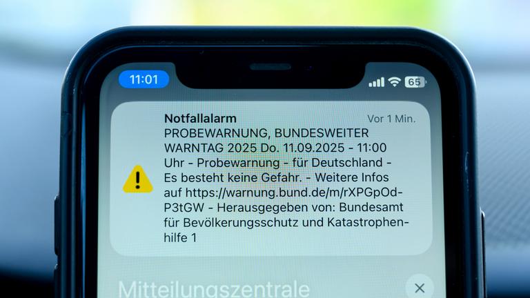 Auf einem Smartphone ist eine Meldung eines Notfallalarms zum Bundesweiten Warntag 2025 zu sehen.