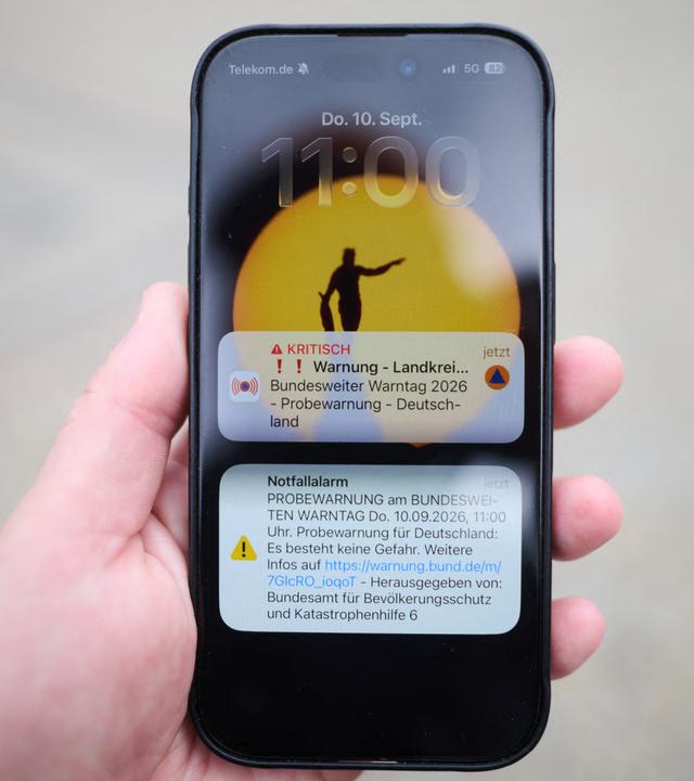 10.09.2026, Sachsen, Dresden: Der Probealarm wird auf einem Smartphone im Rahmen des bundesweiten Warntags zum Test der Warnsysteme angezeigt.