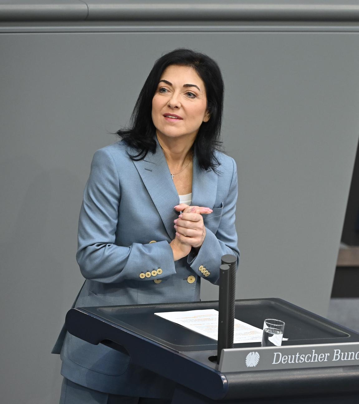 Katherina Reiche (CDU), Bundesministerin für Wirtschaft und Energie, spricht im Plenarsaal im Bundestag zu den Abgeordneten.