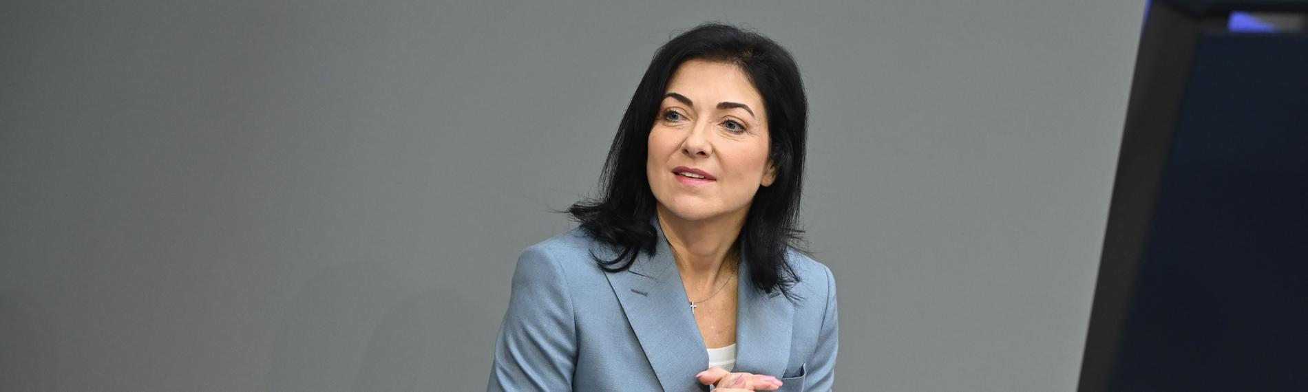 Katherina Reiche (CDU), Bundesministerin für Wirtschaft und Energie, spricht im Plenarsaal im Bundestag zu den Abgeordneten.