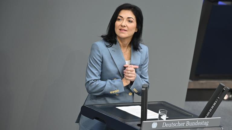 Katherina Reiche (CDU), Bundesministerin für Wirtschaft und Energie, spricht im Plenarsaal im Bundestag zu den Abgeordneten.