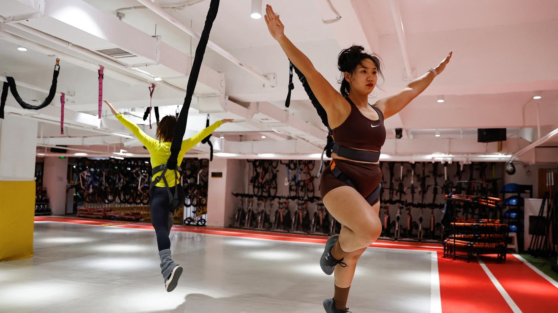 Zwei Frauen beim Bungee-Fitness in einem Fitness-Center in Beijing