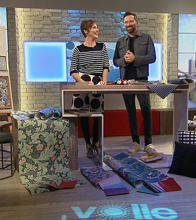 Ann-Kathrin Otto und Ingo Nommsen im Studio mit verschiedenen Mustern