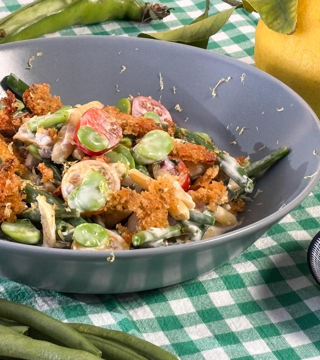 Bunter Bohnensalat mit Parmesan-Streusel