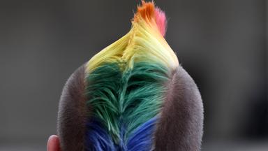 Regenbogenfarbener Irokesenschnitt