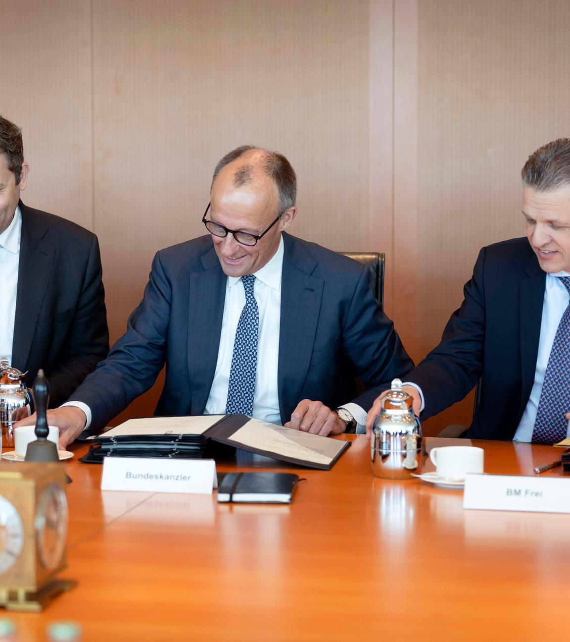 Lars Klingbeil, Friedrich Merz und Thorsten Frei in der 41. Sitzung des Bundeskabinetts im Bundeskanzleramt. Berlin, 22.04.2026