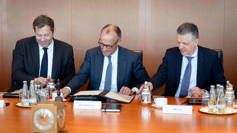 Lars Klingbeil, Friedrich Merz und Thorsten Frei in der 41. Sitzung des Bundeskabinetts im Bundeskanzleramt. Berlin, 22.04.2026
