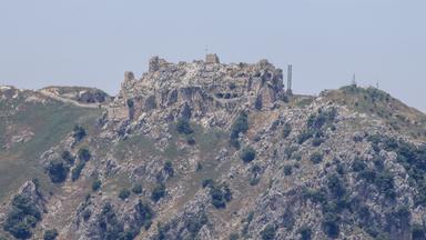 Die israelische Flagge ist auf der historischen Burg "Beaufort" gehisst.