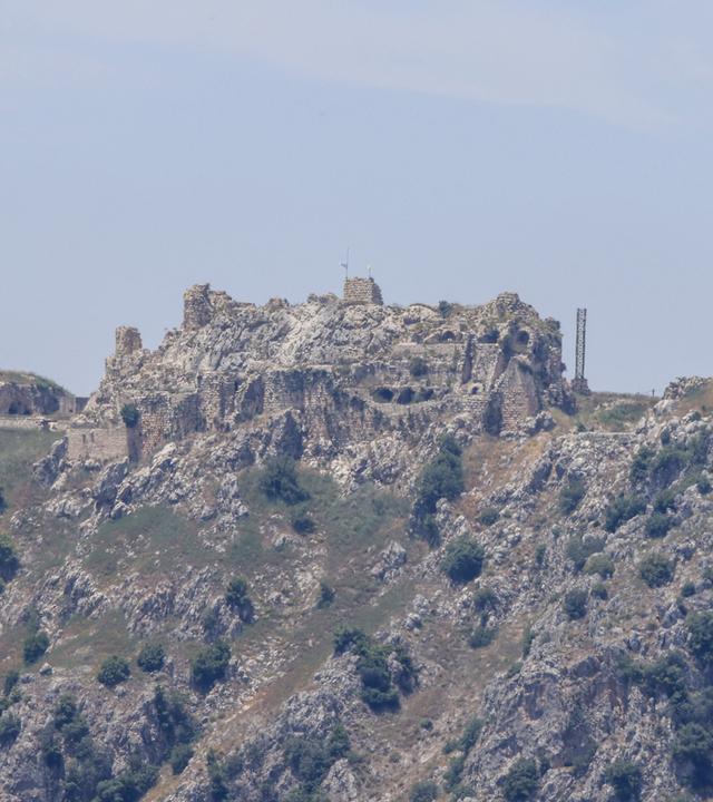Die israelische Flagge ist auf der historischen Burg "Beaufort" gehisst.