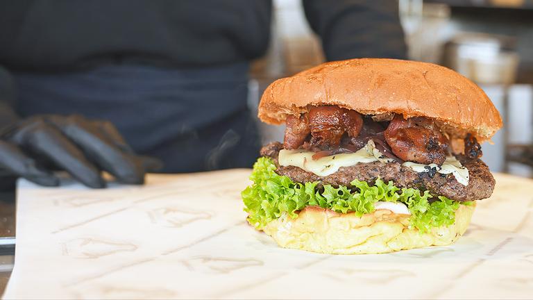 Ein Burger auf einem Tisch