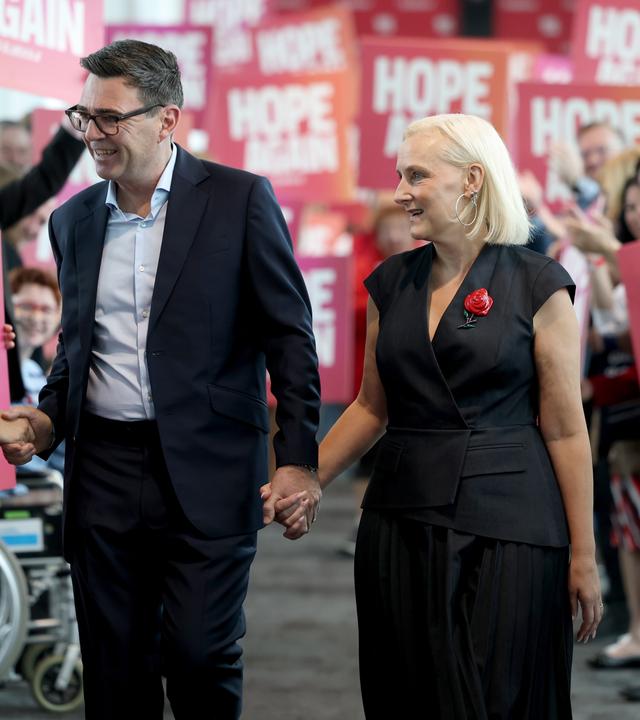 Andy Burnham und seine Frau werden bei der Jahreskonferenz der Labour-Partei von Anhängern begrüßt.