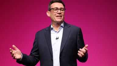Premierminister Andy Burnham spricht auf der Jahreskonferenz der Labour-Partei.