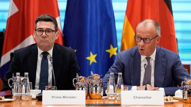 Bundeskanzler Merz und Premierminister Burnham nehmen an einem Wirtschaftsforum teil.