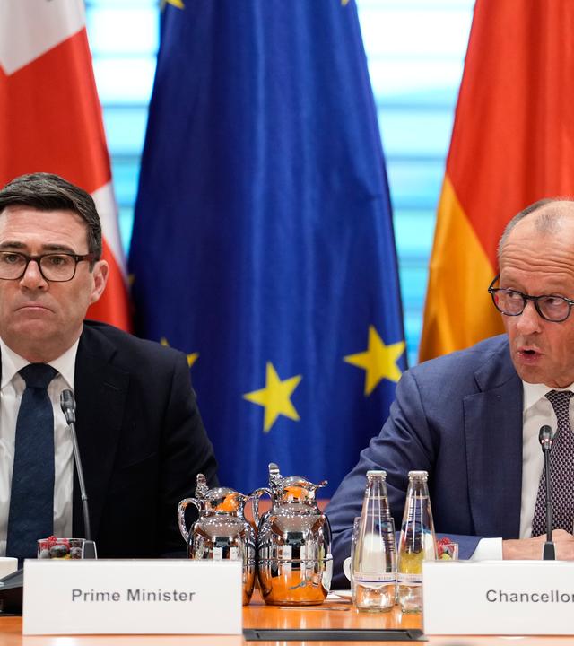 Bundeskanzler Merz und Premierminister Burnham nehmen an einem Wirtschaftsforum teil.