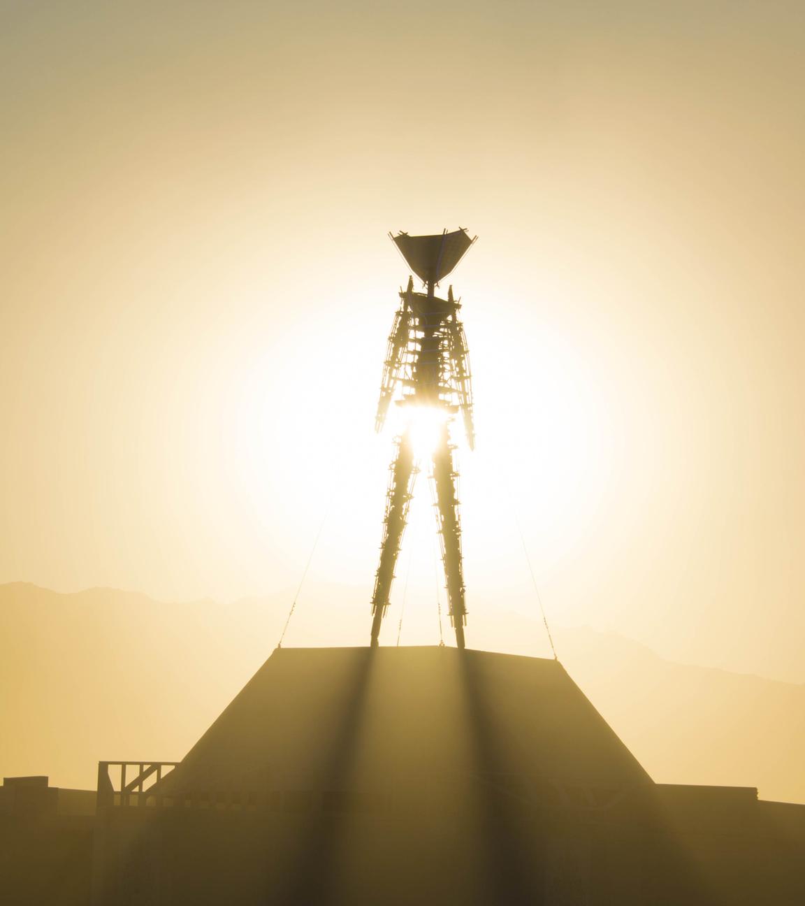 Das Wahrzeichen des Burning-Man-Festivals ist bei Sonnenuntergang in der Wüste von Nevada im August 2018 zu sehen.