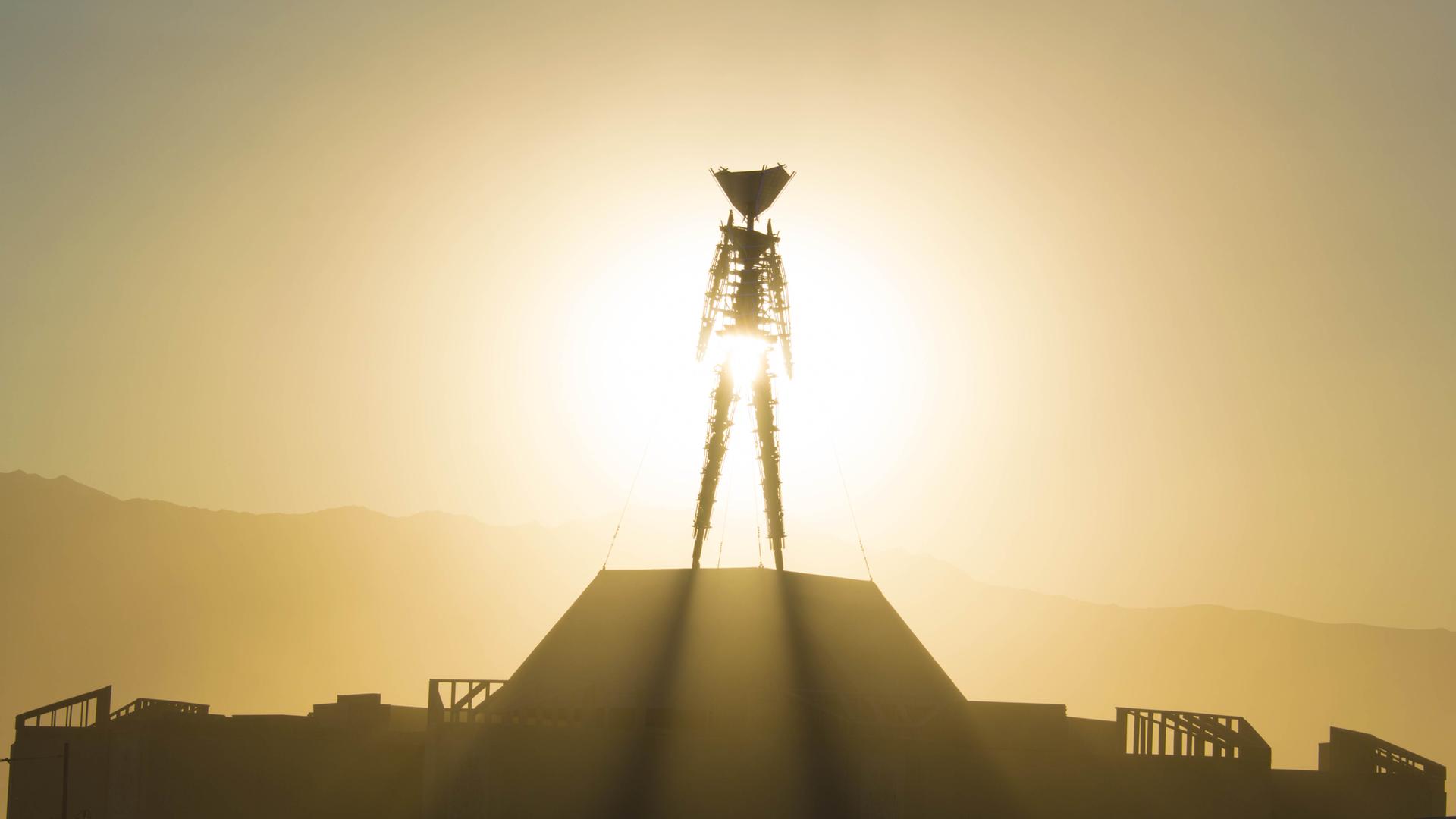 Das Wahrzeichen des Burning-Man-Festivals ist bei Sonnenuntergang in der Wüste von Nevada im August 2018 zu sehen.
