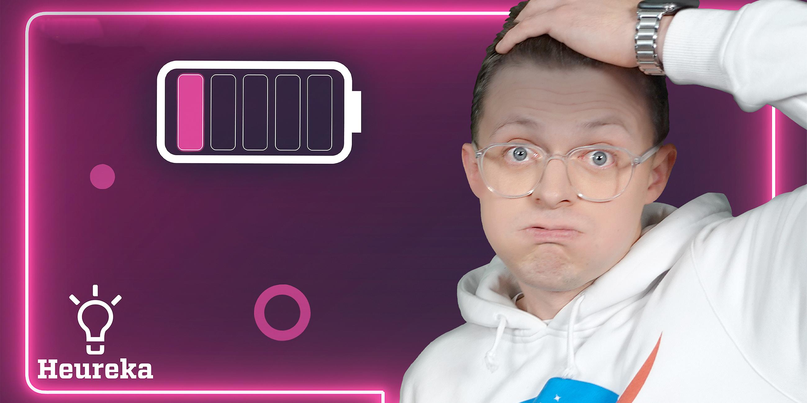 Jacob schaut frontal in die Kamera und hält sich eine Hand an die Stirn. Seine Augenbrauen sind hochgezogen und seine Wangen aufgeblasen. Auf der Höhe seines Kopfes ist eine fast leere Batterieanzeige.