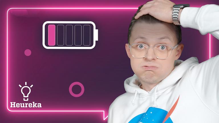 Jacob schaut frontal in die Kamera und hält sich eine Hand an die Stirn. Seine Augenbrauen sind hochgezogen und seine Wangen aufgeblasen. Auf der Höhe seines Kopfes ist eine fast leere Batterieanzeige.