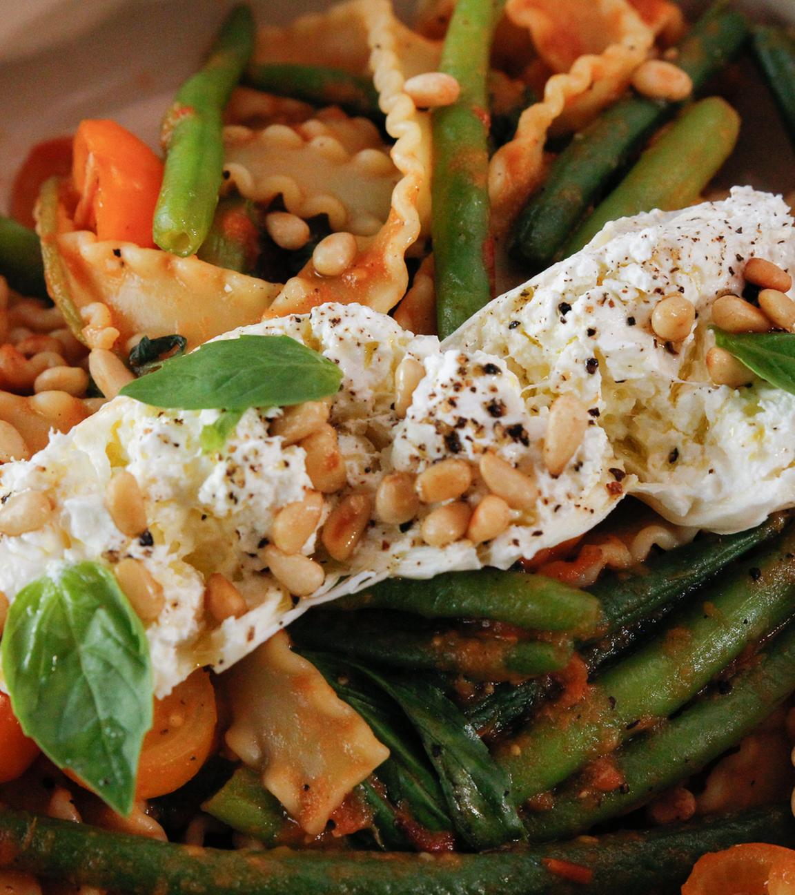 Burrata Mafaldine mit Bohnen und Tomaten